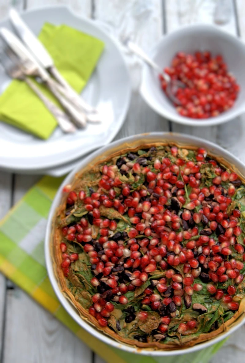 Tarta szpinakowa z czerwoną fasolą i granatem aromatyzowana truflą
