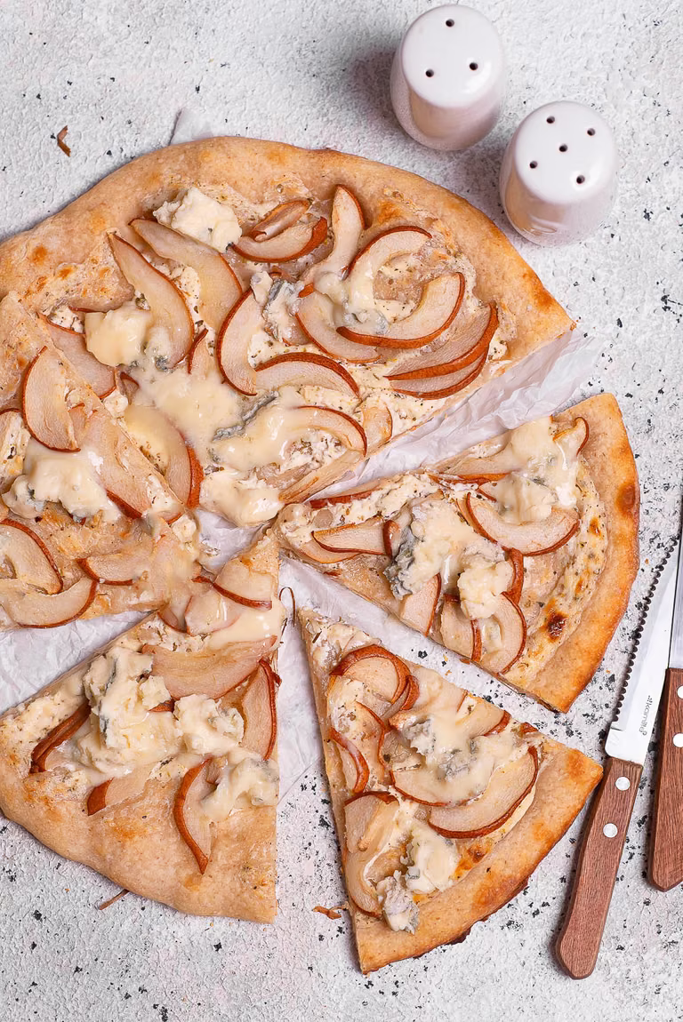 Pizza na zakwasie ze szparagami i cukinią oraz z gruszkami i gorgonzolą