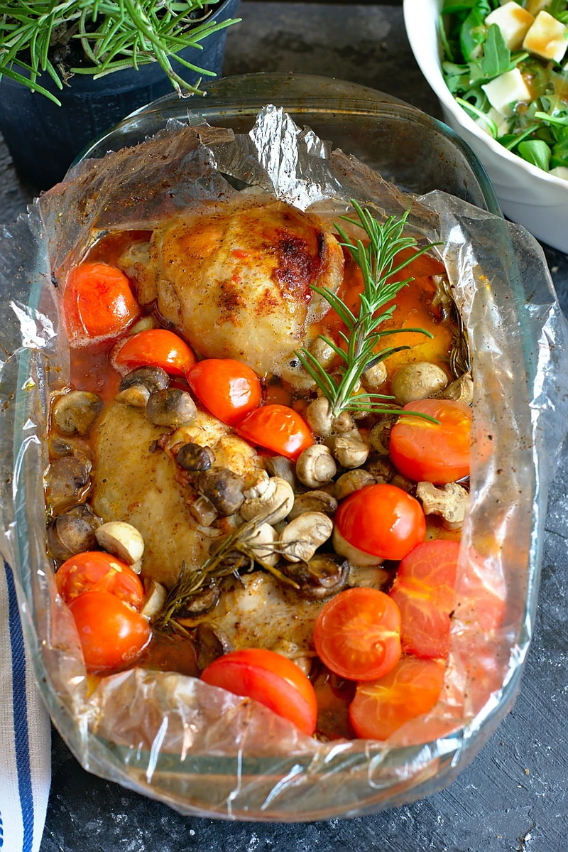 Udka kurczaka w rozmarynie z pieczarkami i pomidorkami koktajlowymi