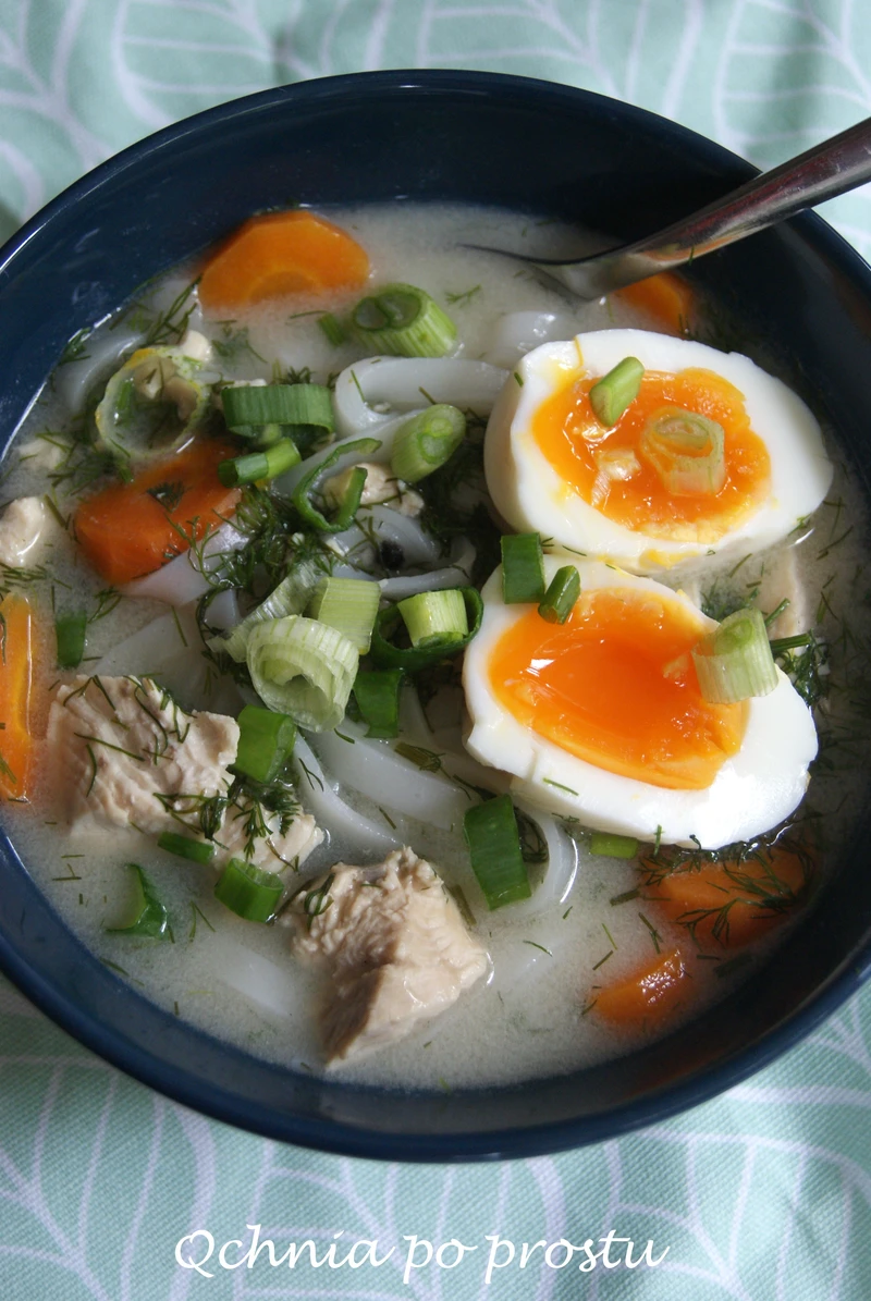 Zupa koperkowa z makaronem ryżowym a'la ramen