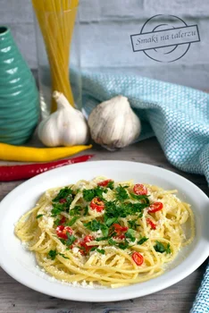 Spaghetti z oliwą chili i czosnkiem