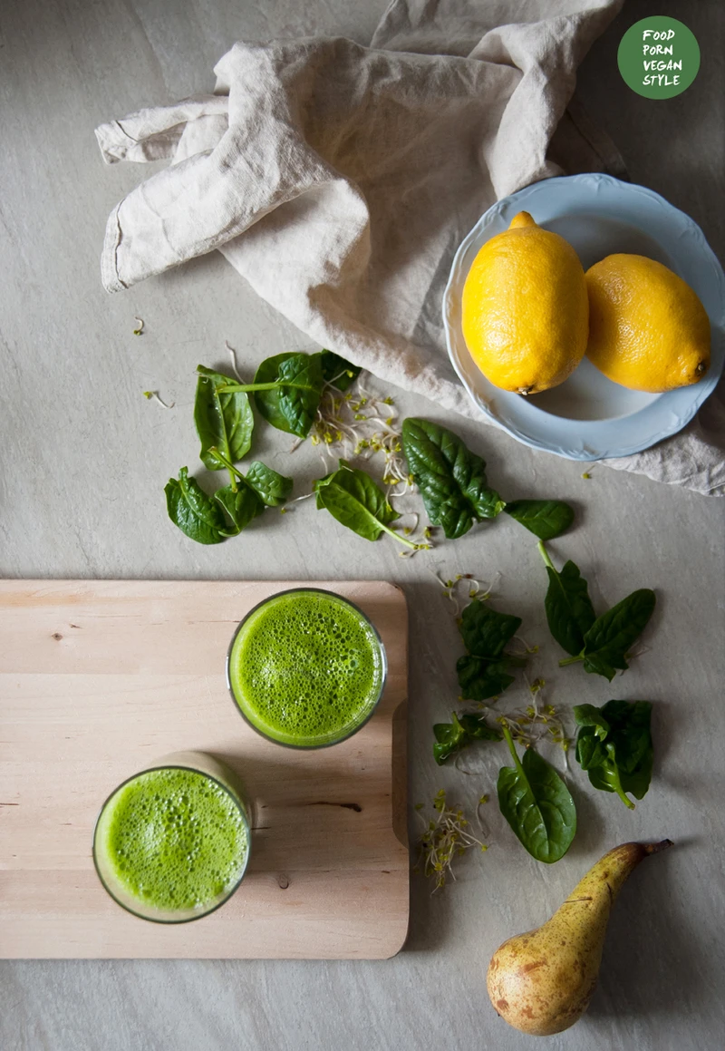Zielone smoothie z gruszką, ogórkiem, szpinakiem i kiełkami