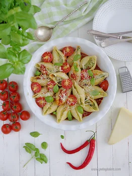 Muszle makaronowe z serami i pesto zapiekane na pomidorach. Pyszne!