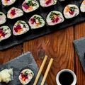 Zimowe maki sushi z kalafiorowo-słonecznikowym ryżem
