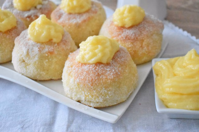 Pieczone pączki z kremem cukierniczym