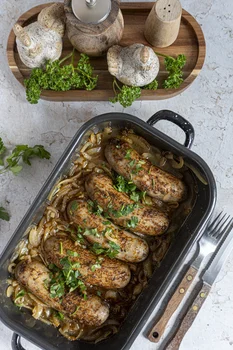 Pieczona w piwie biała kiełbasa