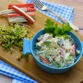 Sałatka  z makaronem ryżowym i surimi