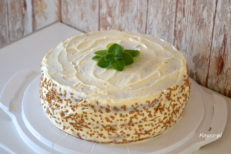 Śmietankowy tort z owocami