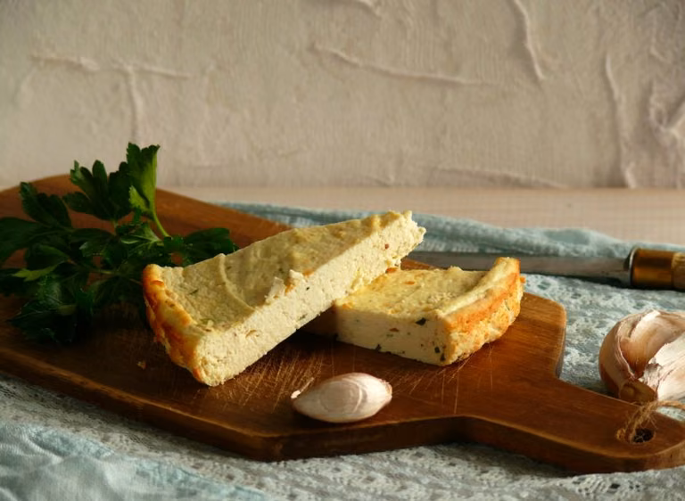 PIECZONY SER RICOTTA Z NATKĄ PIETRUSZKI I CZOSNKIEM