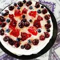 Tort z bitą śmietaną i wiśniami