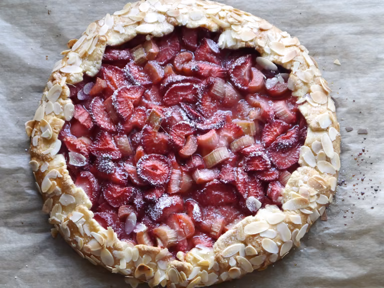Rustykalna tarta z truskawkami i rabarbarem