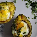 Jajko zapiekane w awokado – przepis na fit śniadanie