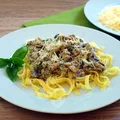 Makaron z sosem pieczarkowo-serowym
