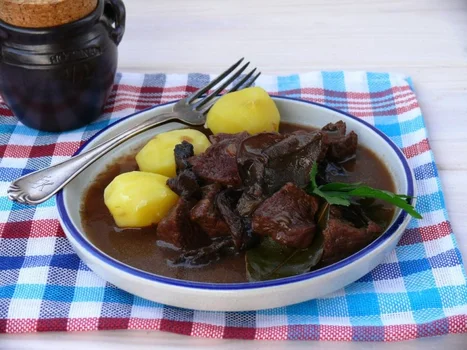 WOŁOWINA W SOSIE GRZYBOWYM