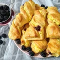 Drożdżowe świderki z nadzieniem serowym i owocami