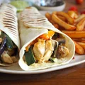 Tortilla z kurczakiem i pieczonymi warzywami