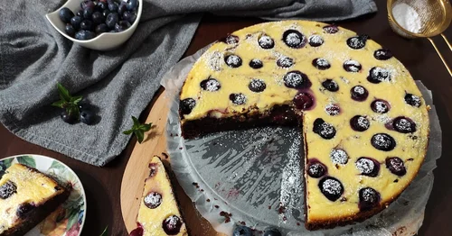 Brownie z serem i borówkami.