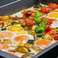 Ten obiad zajmuje dosłownie chwilę! Zapiekane warzywa z jajkami w piekarniku!
