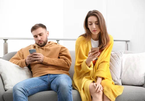 Te sygnały pokazują, że związek się kończy. Wiele osób je ignoruje!