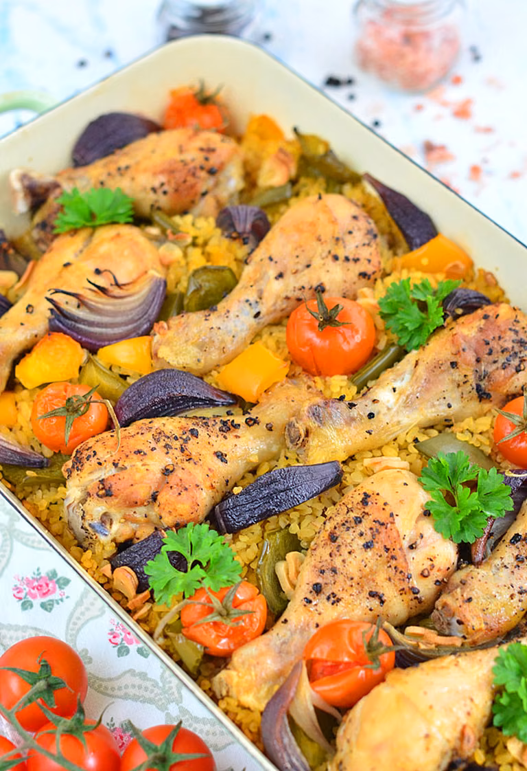 Pieczone udka z kaszą bulgur i warzywami