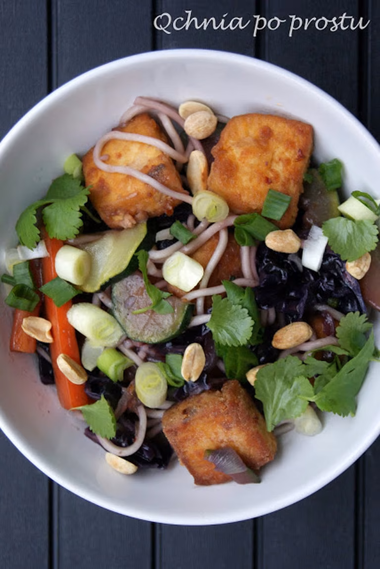 Noodle z tofu, czerwoną kapustą i cukinią