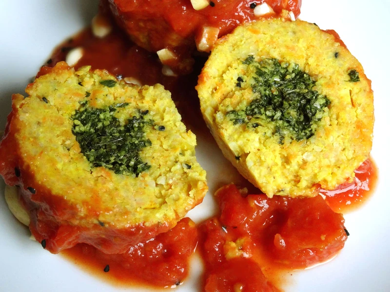 Jaglane kluski nadziewane zielonym pesto z sosem pomidorowym