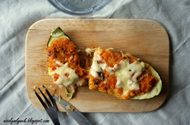 Cukinia z kaszą jaglaną i chorizo
