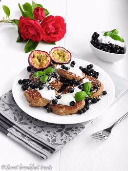 Kalafiorowe pancakes z jagodami, marakują, wiórkami i śmietanką kokosową