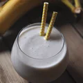 Koktajl z bananami, gruszkami i mlekiem kokosowym