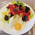 Jajko sadzone i sałatka na śniadanie