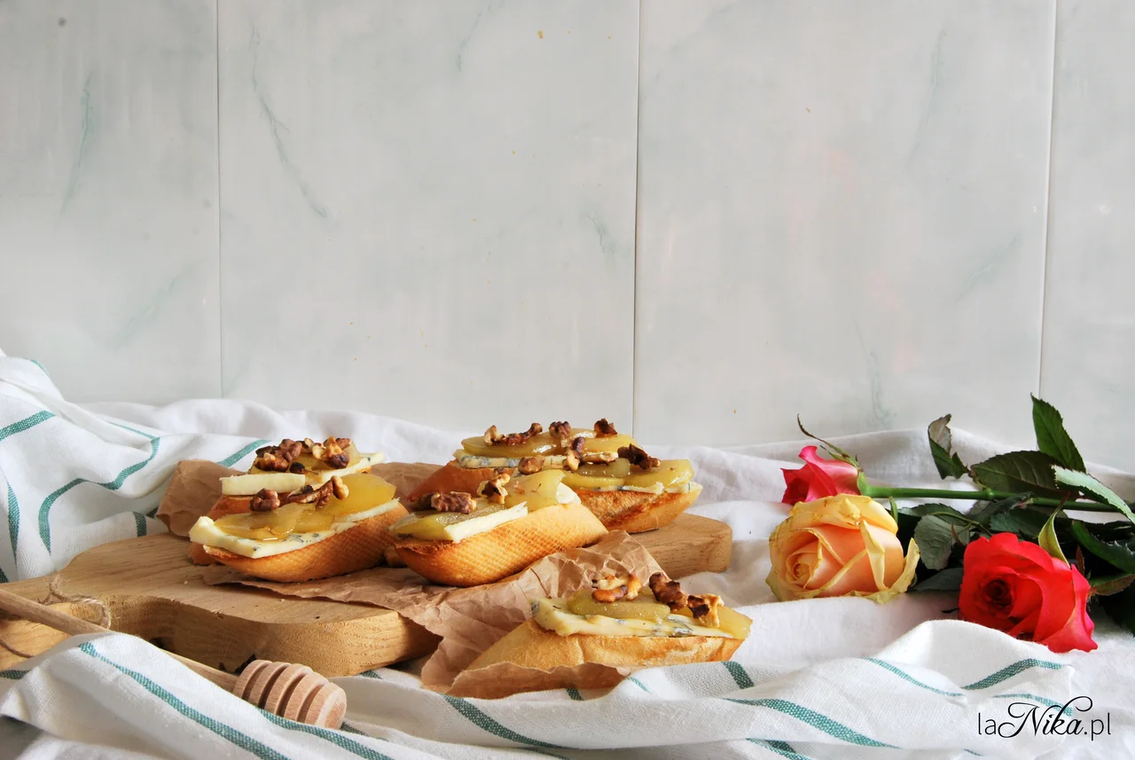 Kanapki z serem pleśniowym, gruszką i orzechami włoskimi