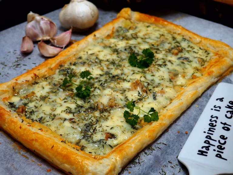 TARTA SEROWA Z PIECZONYM CZOSNKIEM