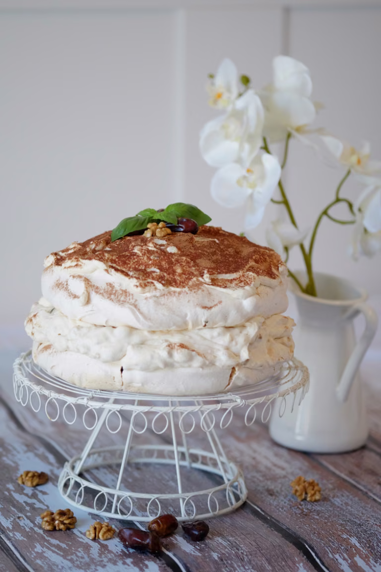 Tort bezowy Dacquoise (dakłas) z daktylami