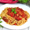 Makaron spaghetti z sosem z kiełbasą