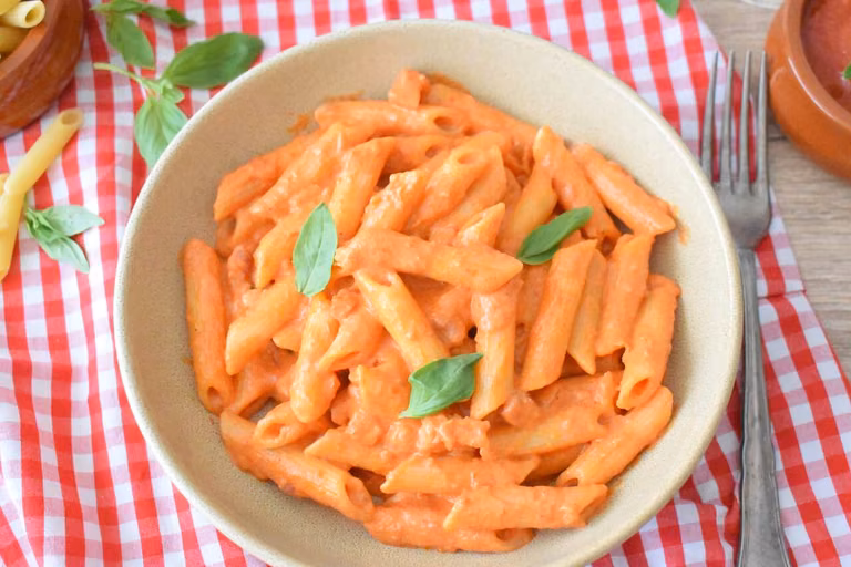 Sycylijska "Pasta del maresciallo" w kremowym sosie pomidorowym