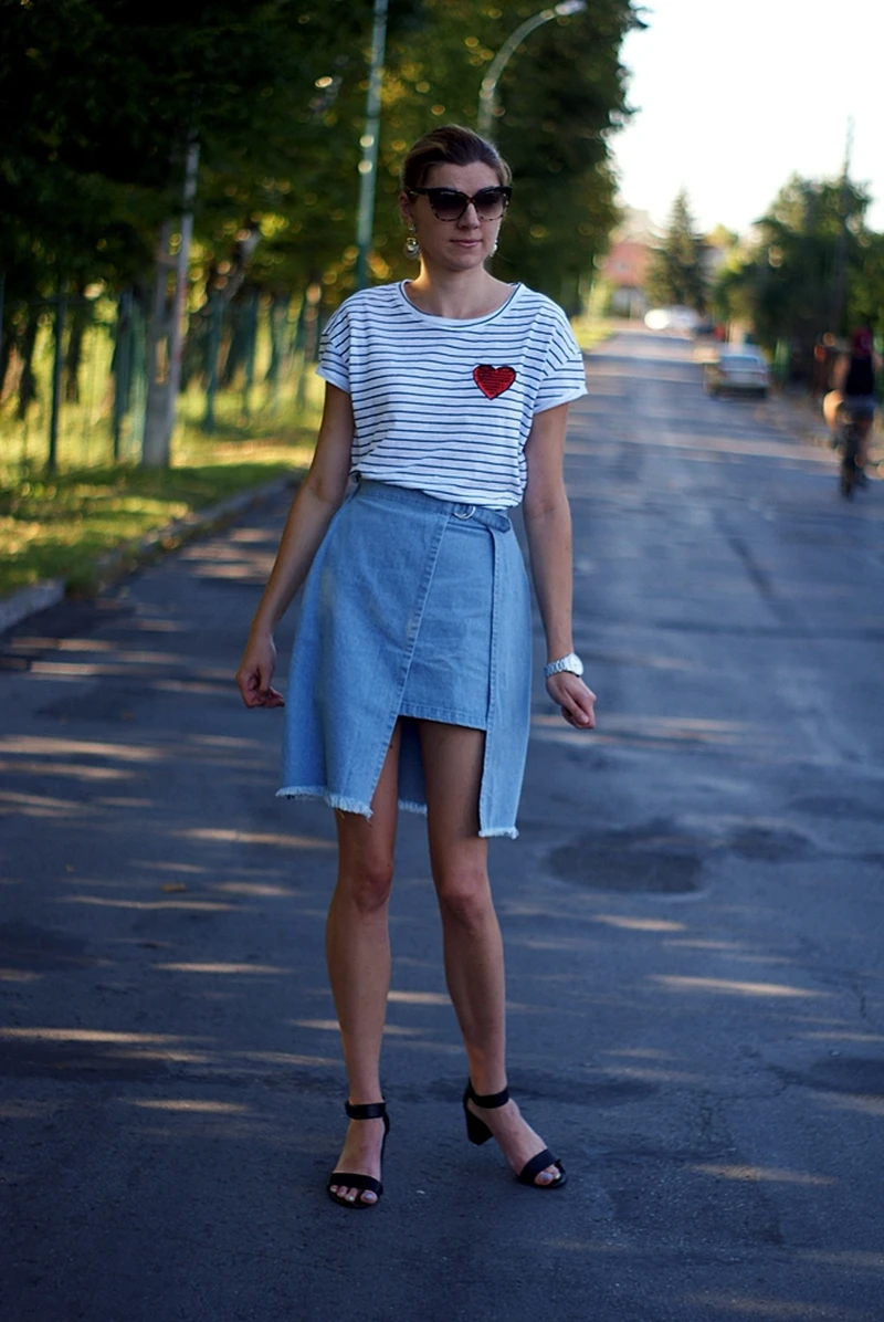 Luźna weekendowa stylizacja z bluzką w paski