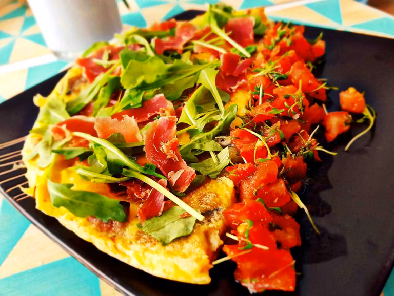 Puszysty omlet z szynką parmeńską i rukolą + pikantna salsa pomidorowa