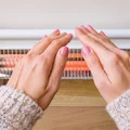 „Zmęczenie i zimne dłonie?” – 5 objawów, które wskazują, że Twoja tarczyca wymaga uwagi