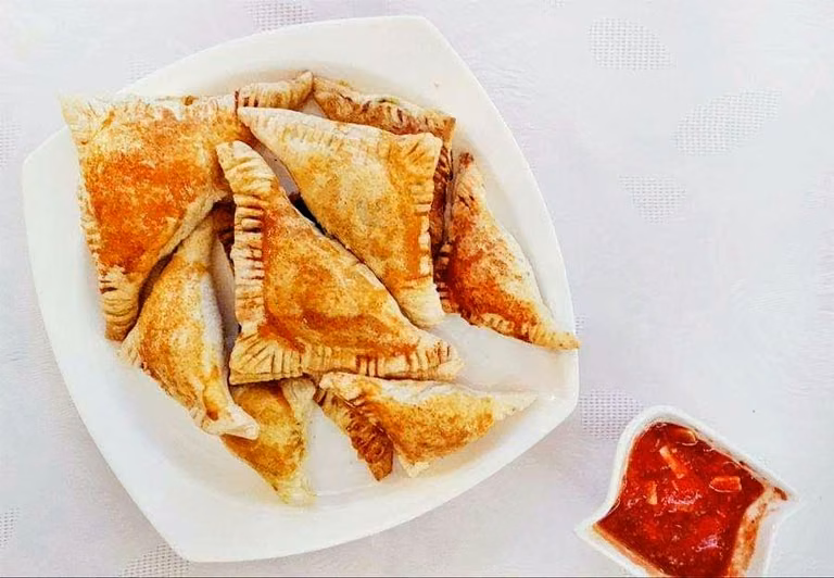 Sakiewki z ciasta francuskiego ze szpinakiem i serem feta