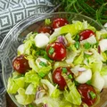 Sałatka z mozzarellą i sałatą lodową – sałatka na grilla w 10 minut