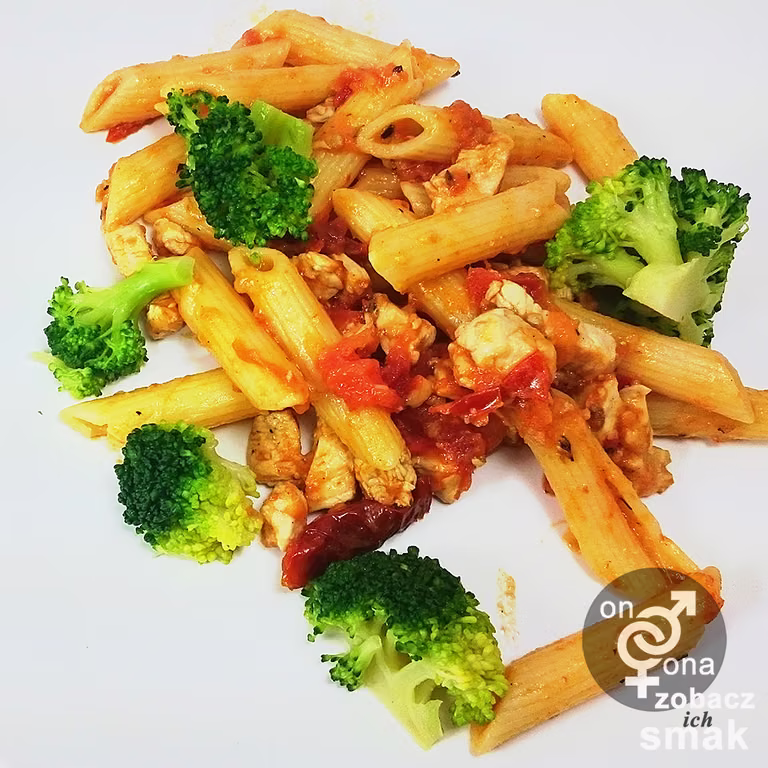 drobiowe rigatoni z brokułem i suszonymi pomidorami