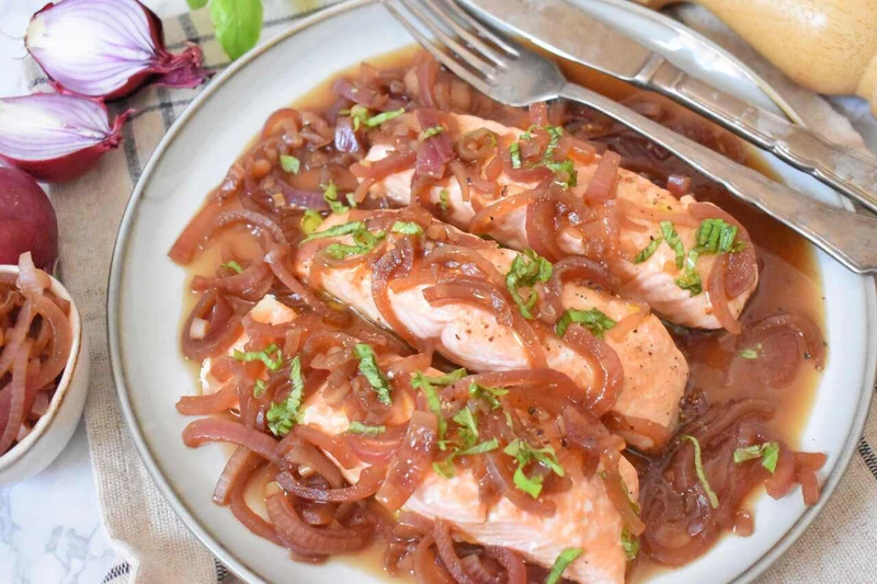 Łosoś z karmelizowaną cebulką z octem balsamicznym