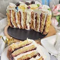 Pionowy tort śmietankowo wiśniowy