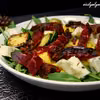 Sałatka z dojrzewającą wołowiną, grillowaną cukinią, mango i serem gorgonzolą