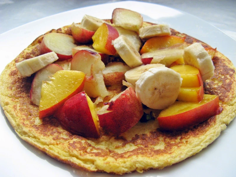 Amarantusowy omlet z owocami