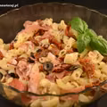 Sałatka z makaronem, suszonymi pomidorami i szynką parmeńską