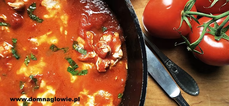 Piersi z kurczaka w sosie pomidorowym z mozzarellą