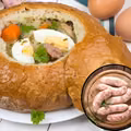 Biała kiełbasa w żurku – jak ją przygotować, żeby nie była gumowata?