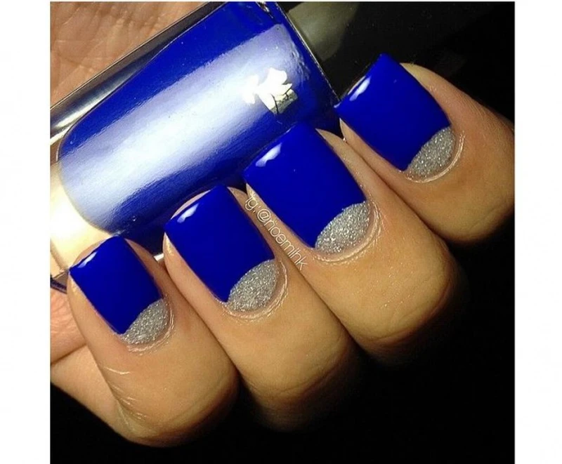 Niebieski manicure