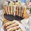 Pionowy tort śmietankowo wiśniowy
